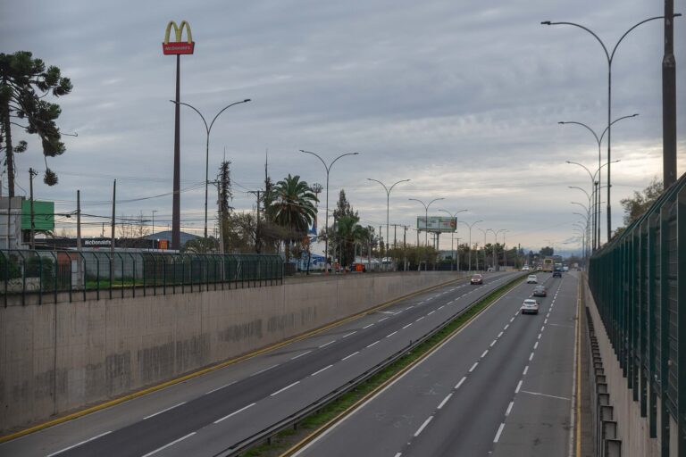 Vista de la autopista Ruta 5 Sur en Buin, Chile, con cielo nublado.