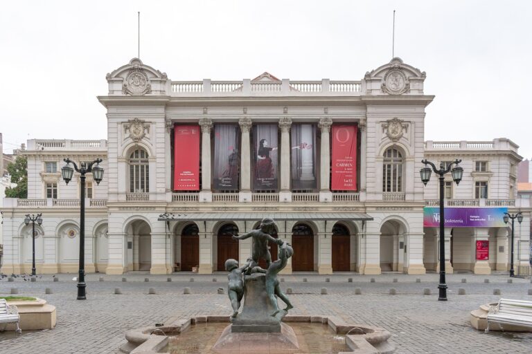 Vista exterior del Teatro Municipal de Santiago, Chile, con una fuente en primer plano.