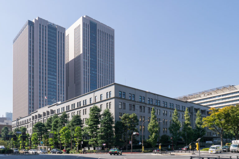Fachada del Ministerio de Hacienda en Tokio, Japón.