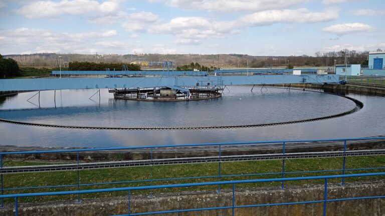 Vista de una planta de tratamiento de aguas residuales con estanques de agua.