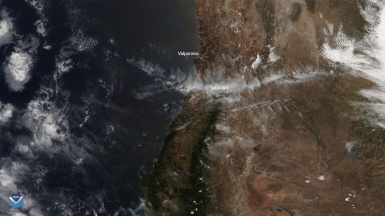 Vista satelital de la costa central de Chile, mostrando Valparaíso y Santiago.