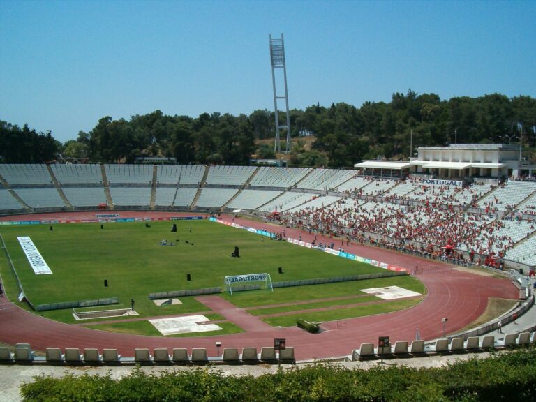 Vista panorámica del estadio nacional con la pista de atletismo y las gradas vacías.
