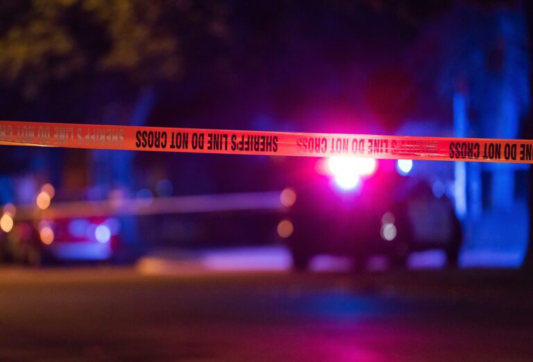 Cinta policial de "No Cruzar" en una escena de investigación criminal.