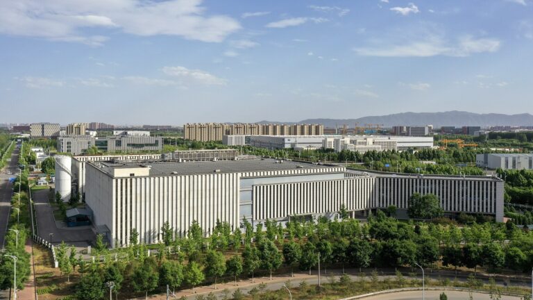 Vista panorámica de un gran centro de datos moderno en un entorno urbano.