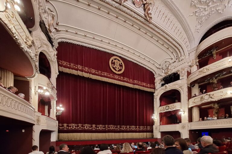 Vista interior del Teatro Municipal de Santiago, mostrando el escenario y la platea vacía.