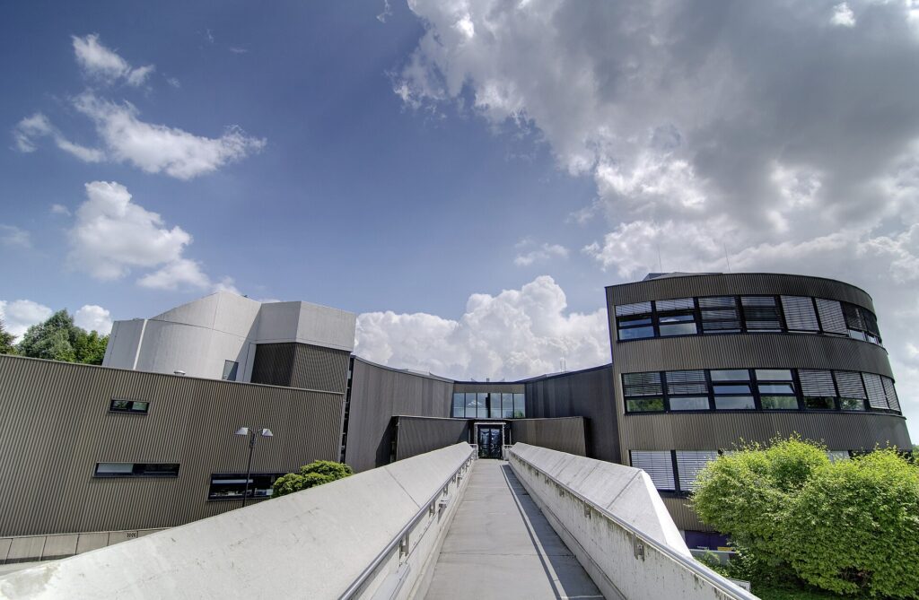 Fachada moderna de un edificio de oficinas, representando un entorno institucional europeo.
