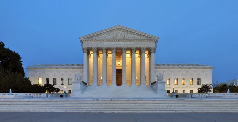 Panorama de un edificio de estilo judicial, similar a un tribunal de apelaciones.