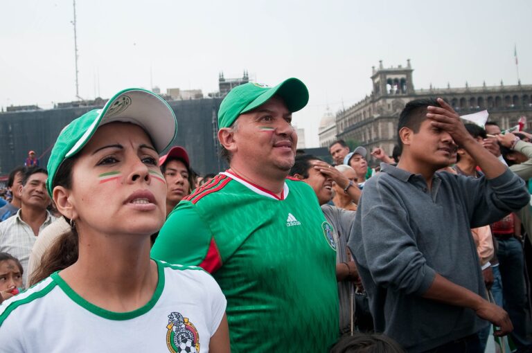 Multitud de aficionados en la Plaza de la Constitución en la Ciudad de México durante un evento deportivo.