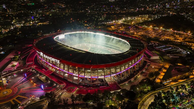 Vista aérea nocturna del Estadio Azteca en Ciudad de México, preparado para el Mundial 2026.