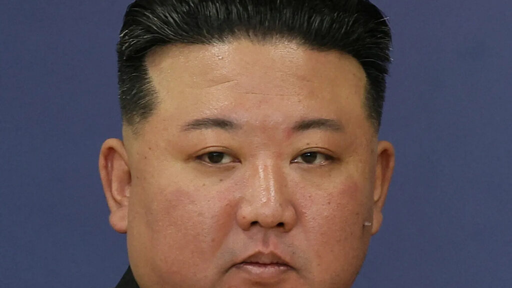 Retrato de Kim Jong Un, líder de Corea del Norte, en traje oscuro.