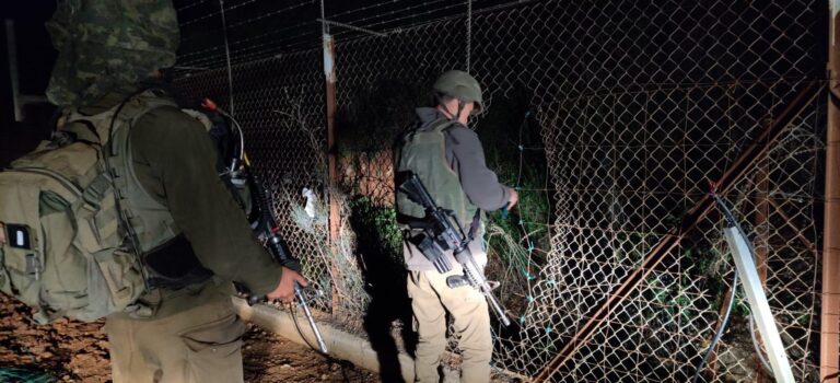 Soldados en un puesto de control militar cerca de la frontera.