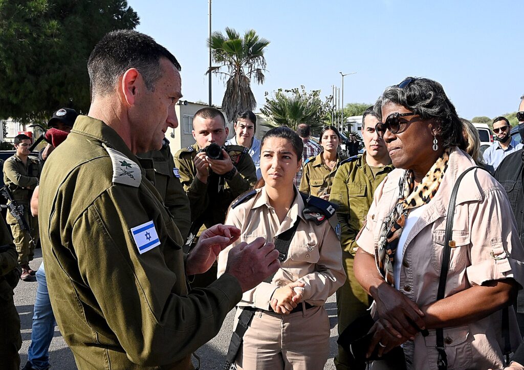 Oficial militar israelí y delegación de mujeres en un recorrido en Israel.