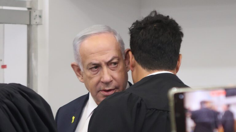 Benjamin Netanyahu en el tribunal, conversando con su abogado, Amit Hadad.