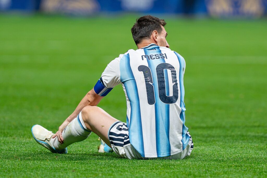 Lionel Messi en el campo de juego, vistiendo la camiseta de Argentina, durante el Mundial 2026.