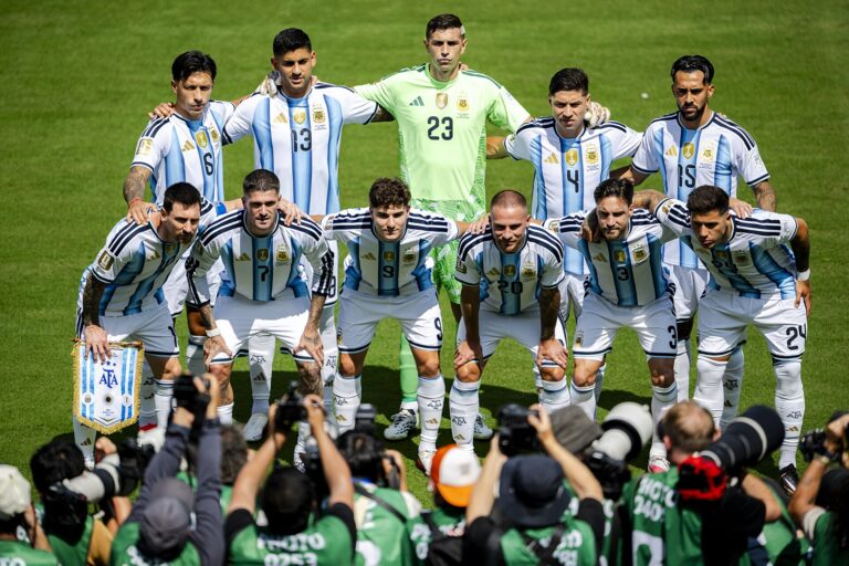 Jugadores de la selección argentina posan en el campo de juego antes de un partido importante.