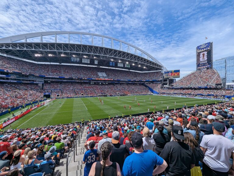 Vista panorámica de un estadio de fútbol lleno de aficionados durante un partido de la Copa Mundial de la FIFA.