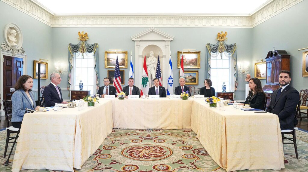 Funcionarios en una mesa de negociación en el Departamento de Estado en Washington D.C.