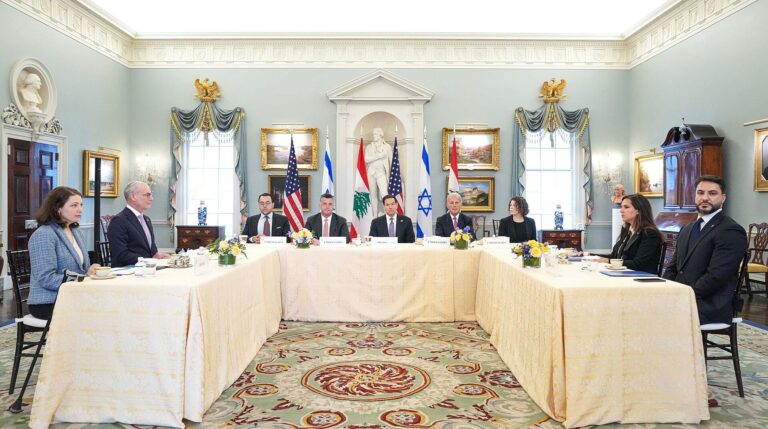 Funcionarios en una mesa de negociación en el Departamento de Estado en Washington D.C.