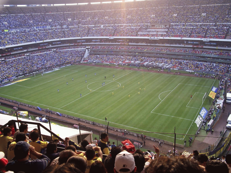 Vista panorámica del Estadio Azteca durante un partido de fútbol.