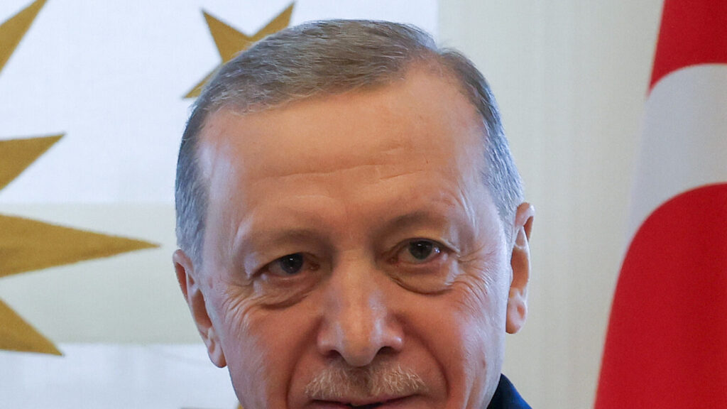 El presidente turco Recep Tayyip Erdoğan posa para una foto en un evento oficial.