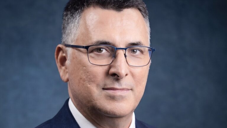 Retrato de Gideon Sa'ar, político israelí, vistiendo traje y corbata.