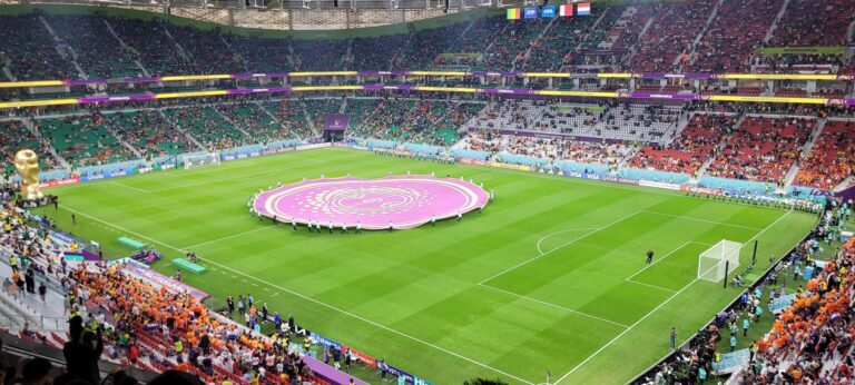 Vista panorámica de un estadio de fútbol grande, representando un evento de la Copa Mundial de la FIFA.