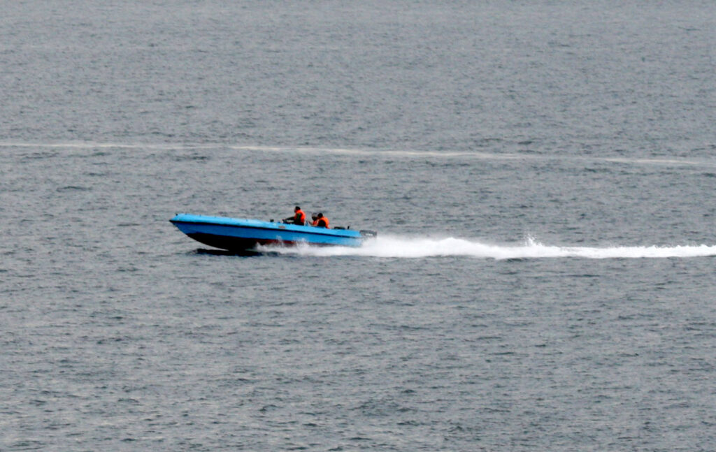 Pequeña embarcación en el mar, posiblemente en el Estrecho de Ormuz.