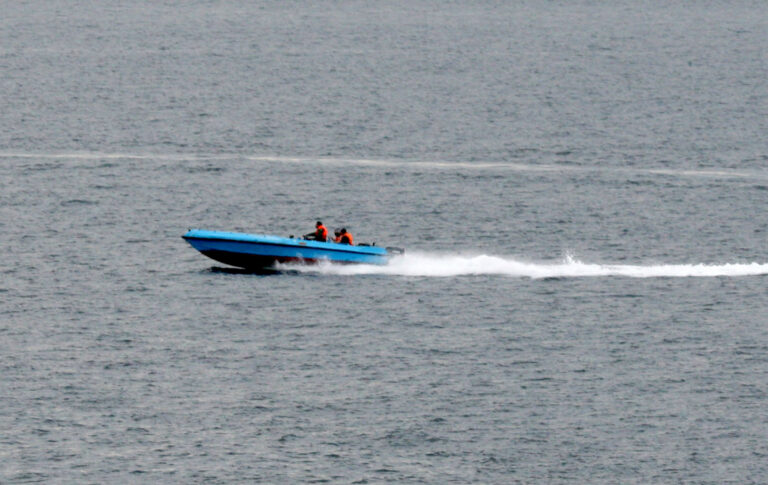 Pequeña embarcación en el mar, posiblemente en el Estrecho de Ormuz.