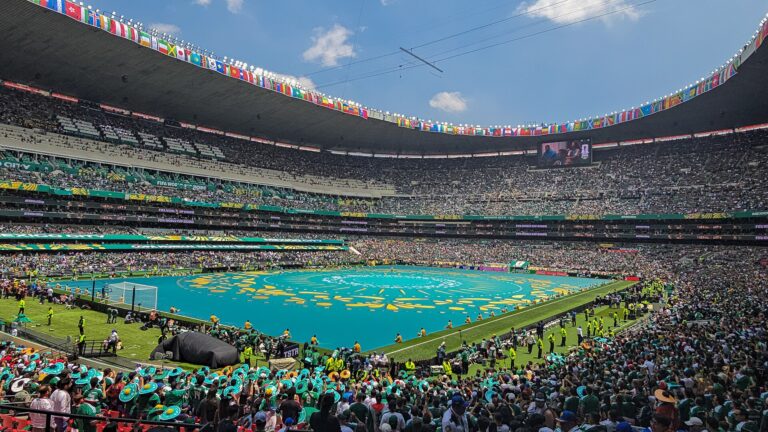El campo del Estadio Azteca en la Ciudad de México durante la ceremonia de apertura del Mundial 2026.