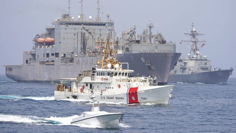 Varias embarcaciones militares, incluyendo un buque de la Guardia Costera, en el Estrecho de Ormuz.