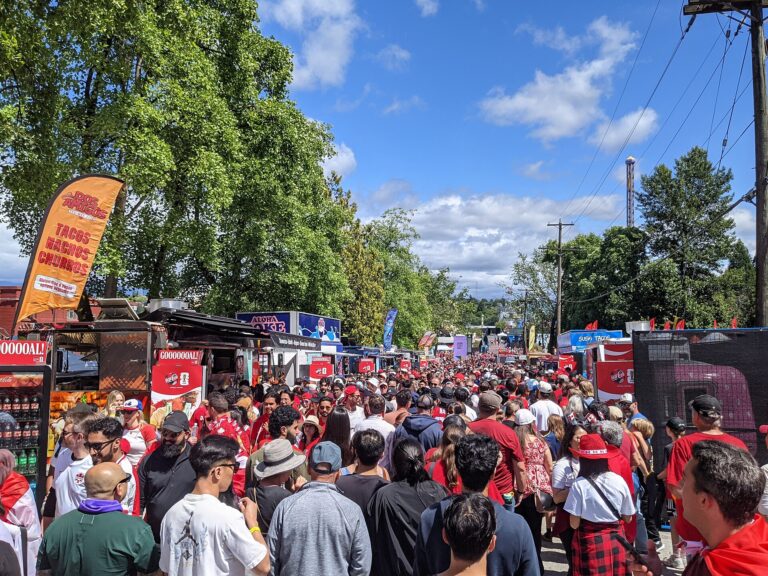 Multitud de aficionados en un festival de fans del Mundial 2026 en Vancouver, Canadá.