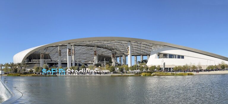 Vista exterior del SoFi Stadium en California, un gran estadio deportivo.