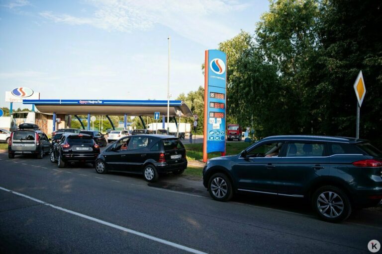 Varias gasolineras y coches en una carretera, ilustrando la disponibilidad de combustible.