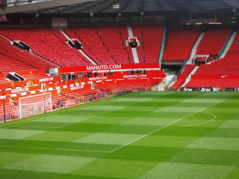 Vista aérea de un campo de fútbol vacío, listo para un partido importante.