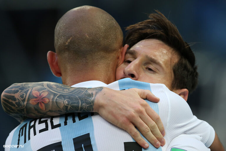 Lionel Messi abrazando a un compañero de equipo después de un gol en el Mundial.