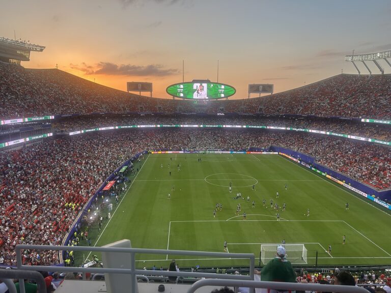 Vista panorámica de un estadio de fútbol lleno de aficionados durante un partido.