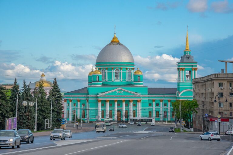 Vista de la Catedral de la Icono de la Madre de Dios "Signo" en Kursk, Rusia.
