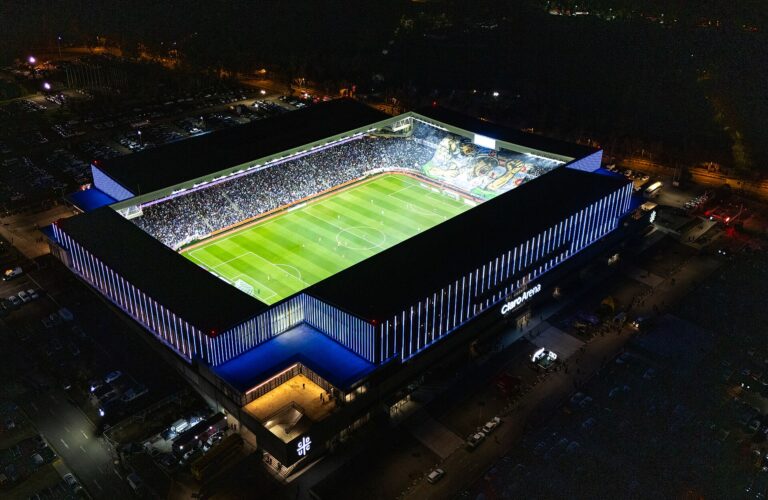 Vista aérea del estadio Claro Arena durante un partido nocturno.