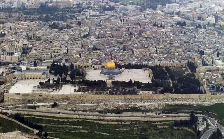 Vista aérea del Monte del Templo y partes de la Ciudad Vieja de Jerusalén (2007).