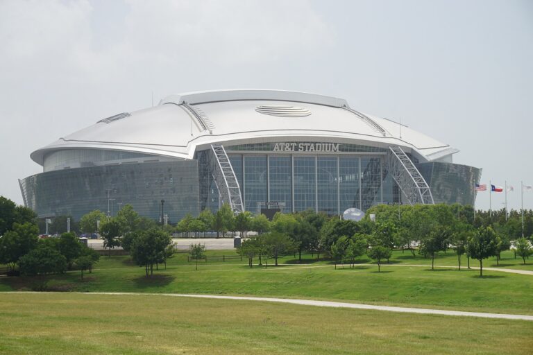 Vista exterior del AT&T Stadium en Arlington, Texas, un estadio grande y moderno.