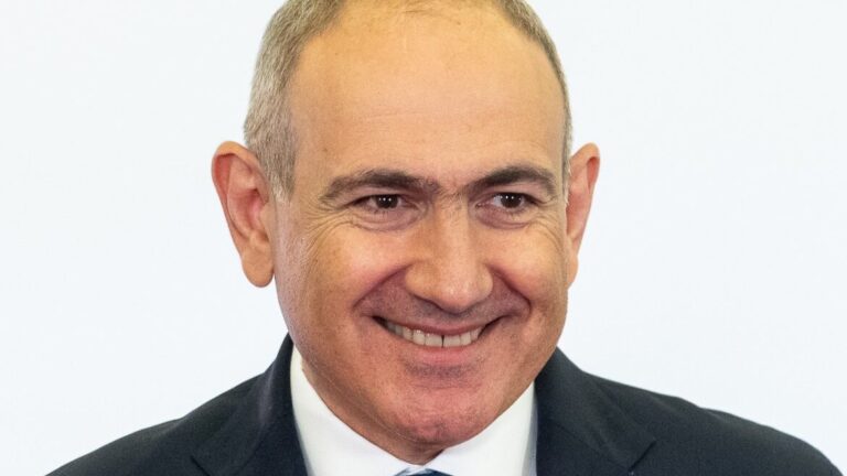Primer plano de Nikol Pashinyan, Primer Ministro de Armenia, sonriendo en un evento.