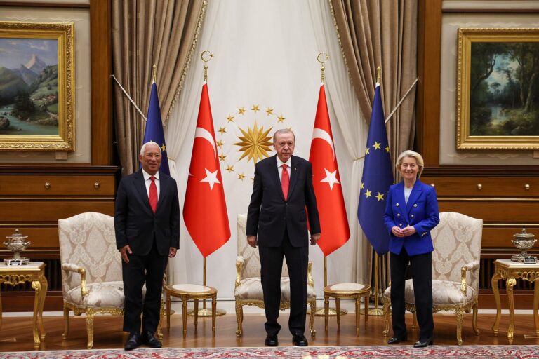 Recep Tayyip Erdoğan, António Costa, y Ursula von der Leyen posando con banderas de Turquía, la UE y la OTAN.