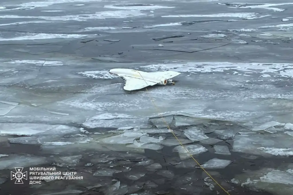 Drone ruso 'Gerbera' encontrado en un cuerpo de agua congelado en la región de Kyiv, Ucrania.