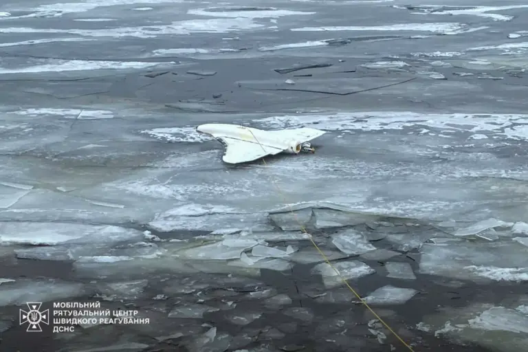 Drone ruso 'Gerbera' encontrado en un cuerpo de agua congelado en la región de Kyiv, Ucrania.