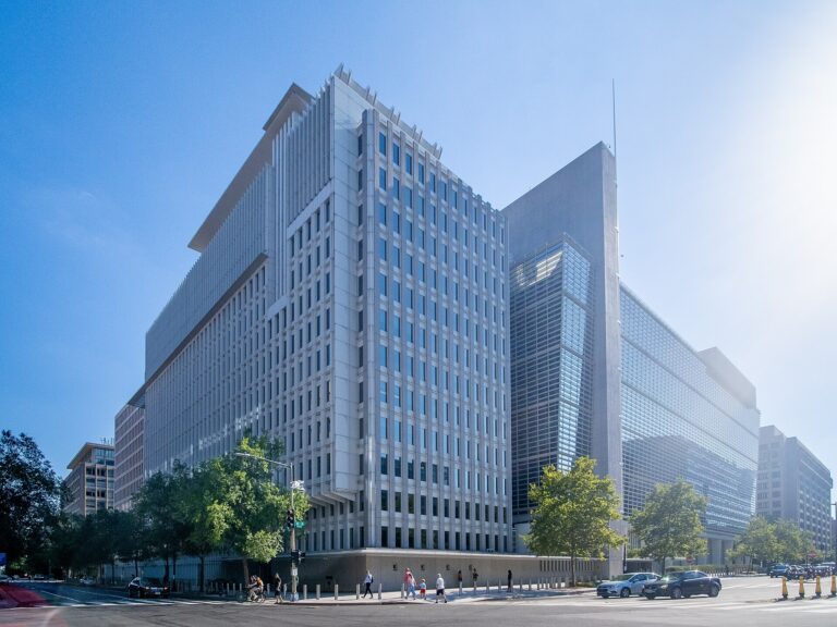Vista exterior de un moderno edificio de oficinas en Washington D.C., bajo un cielo azul despejado.
