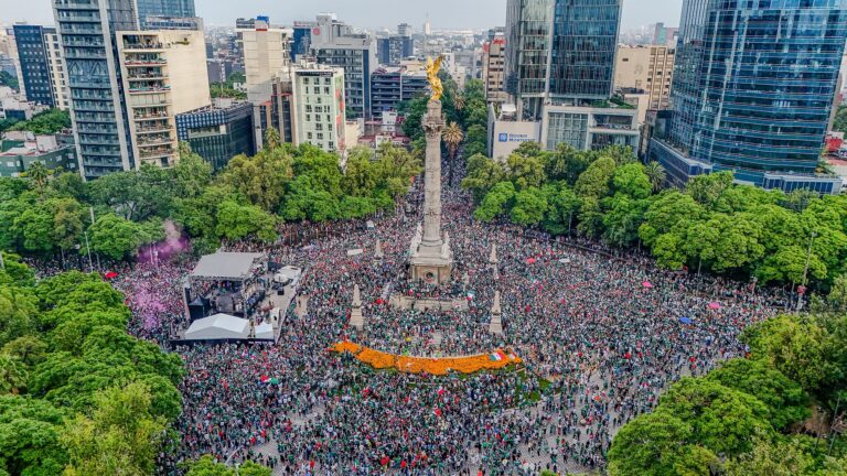 Vista aérea de la celebración masiva tras la victoria de México en el Mundial 2026 en la Ciudad de México.