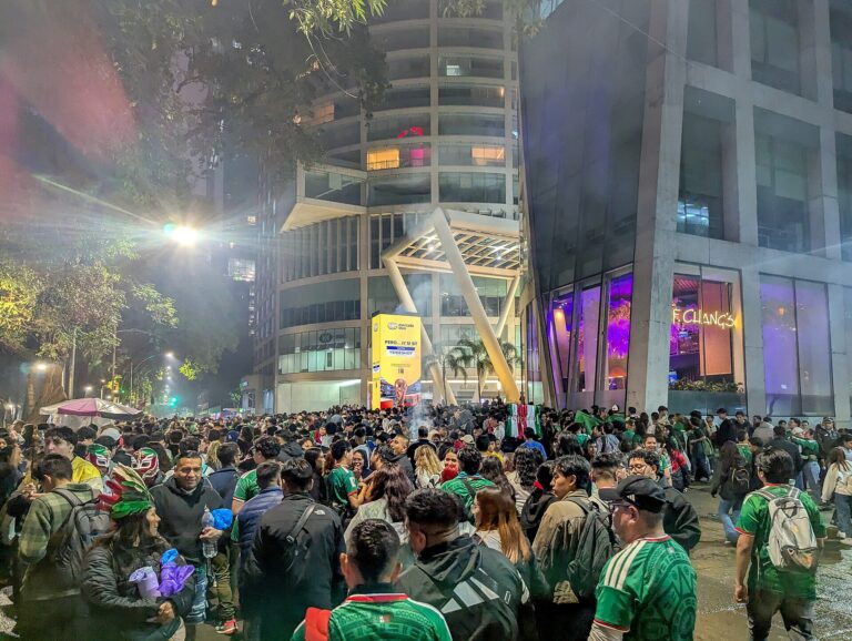 Multitud de personas celebrando en la calle después de la victoria de México en el Mundial de la FIFA.