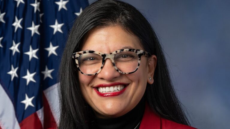 Retrato de Rashida Tlaib, congresista demócrata de Michigan, frente a una bandera estadounidense.
