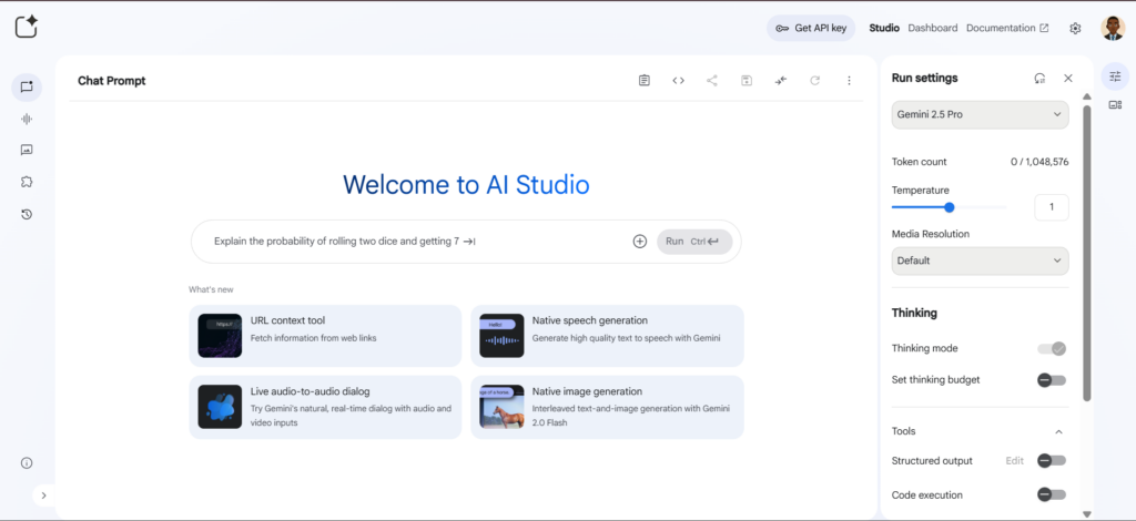 Interfaz de usuario de un estudio de IA, mostrando la selección de modelos y configuraciones de ejecución.