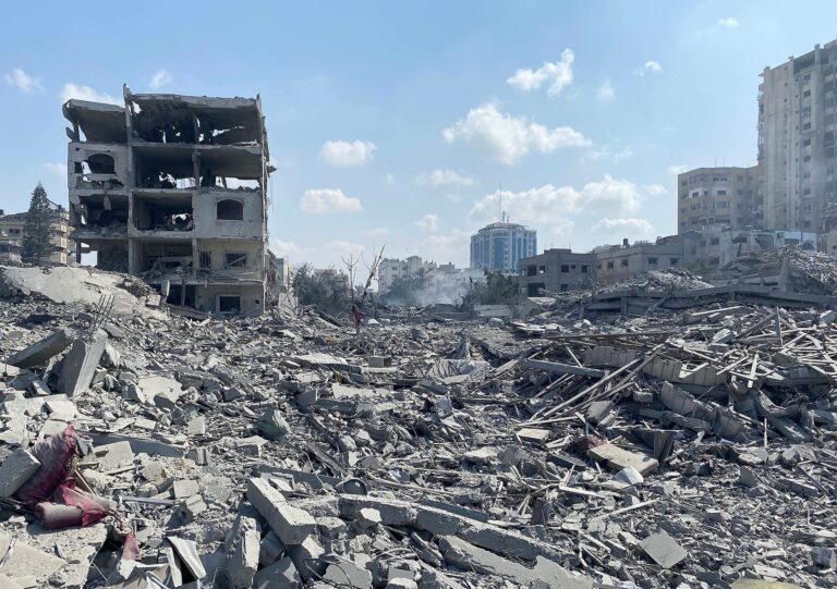 Escombros y edificios dañados en la Ciudad de Gaza tras un ataque aéreo.